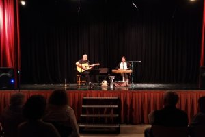 Javier Bergia y Begoña Olavide ofrecieron un concierto en el que combinaron la música andalusí, la canción de autor y la poesía española.