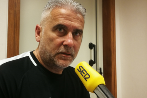 Pepe Morales en los estudios de la Cadena SER.