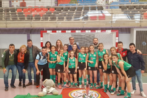 Las jugadoras posan como campeonas.