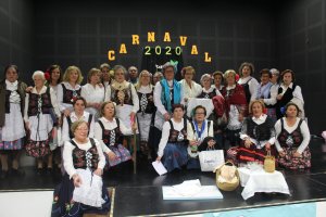La Asociación de Mujeres tras la actuación carnavalesca.