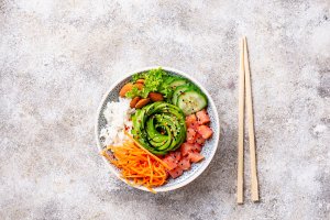 Los pokes hawaianos son una comida sana a base de verduras y pescado o pollo que han cautivado a los almerienses.