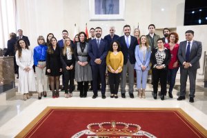 Foto de familia tras la toma de posesión de los nuevos auxiliares administrativos.