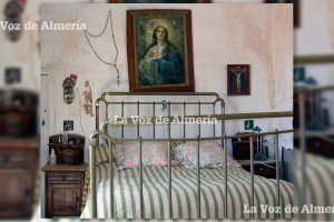 En los dormitorios antiguos la iconografía religiosa estaba muy presente, como las camas majestuosas de hierro o de madera.