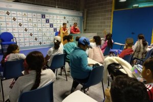 Los alumnos con los futbolistas del CD El Ejido.