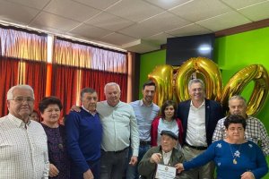El cumpleañero homenajeado junto a su familia y dirigentes municipales.