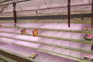 Frigorífico con productos cárnicos vacío ayer lunes en un supermercado de Madrid.