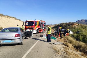 Imagen del accidente de este lunes, facilitada por Bomberos del Levante.