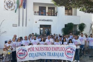 Trabajadores durante la concentración de este martes.