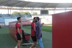 Mohamed El Assy, animando a los jugadores antes del entrenamiento.