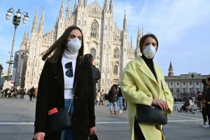 Dos jóvenes italianas con mascarilla en Milán.