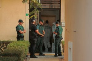 Agentes de Criminalística acceden al edificio donde se produjo el crimen