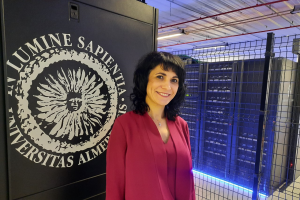 Pilar Martínez Ortigosa junto a un supercomputador de la Universidad de Almería (UAL).