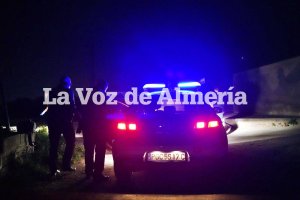 Un coche de la Guardia Civil, en el lugar en el que ha sido hallado el cadáver.