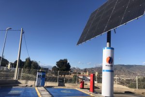 La electrolinera está en el Parque Comercial Los Naranjos de Huércal