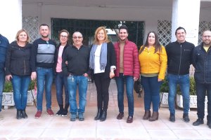 Alcaldesa y concejales con miembro de Nuevo Rumbo.