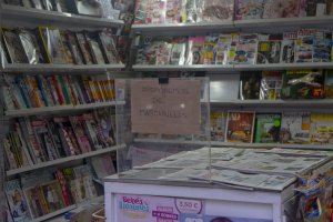 El kiosco anuncia con un cartel la venta de mascarillas.