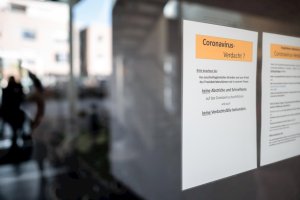 Cartel que alerta sobre el coronavirus.