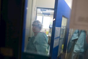 Una mujer permanece aislada en un hospital.