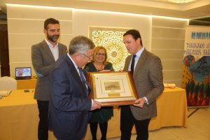 El presidente de la Diputación entrega un cuadro al presidente de la Asociación ante el alcalde.