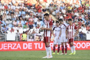 Sergio Aguza a punto de lanzar un penalti contra el Albacete.