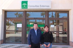 La portavoz socialista, Maribel Carrión, junto al edil del mismo grupo, José Miguel Alarcón.