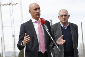 Luis Rubiales en rueda de prensa tras la suspensión del fútbol.