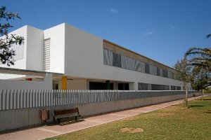 Fachada del colegio público con el que cuenta ahora mismo Almerimar.