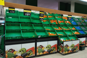 Estantes vacíos en un supermercado de Almería, este jueves.