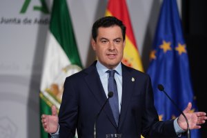 Juanma Moreno, presidente de la Junta de Andalucía, durante su comparecencia.