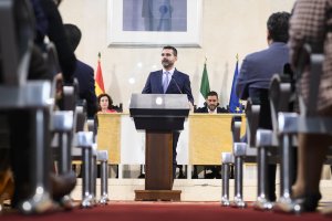 El alcalde, en uno de los últimos actos celebrados en el salón de plenos antes de la crisis.