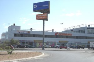 Supermercado de la playa de Vera, donde ayer llegaron muchos madrileños con segunda residencia en el Levante almeriense.