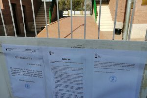 Nota informativa en el campo de Huércal.