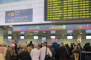 Los viajes en avión están sufriendo cambios y cancelaciones.