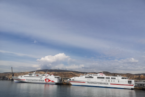 Dos ferrys de Trasmediterránea, este viernes en el puerto de Almería.