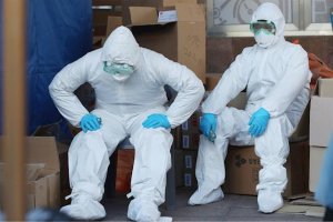 Los sanitarios trabajan para contener el avance del virus.