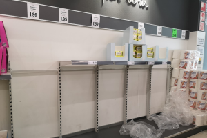 Estanterías de papel higiénico vacías, aunque al lado sí hay toallitas y papel de cocina.