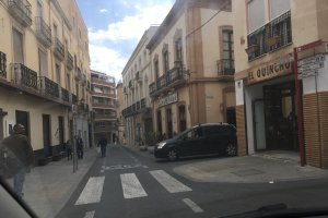 La calle Jovellanos, una de las más concurridas de la ciudad, sin gente ayer a la hora de las cañas.