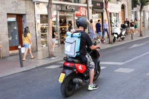 Un repartidor haciendo el recorrido para entregar un pedido.