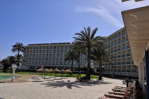 Terraza del hotel Zoraida de Roquetas, este sábado.