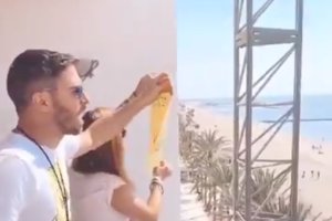 Pancartas y gritos desde el balcón para concienciar a los almerienses