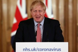 Johnson, bajo la sospecha de estar anteponiendo el interés económico a la salud de la población.