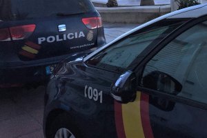 Coches de la Policía Nacional en el Paseo Marítimo de Almería