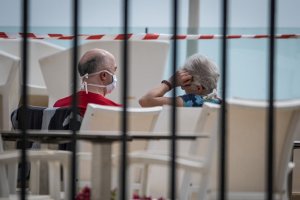 Un matrimonio se protege con una mascarilla.