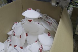 Varias mascarillas depositadas en una caja de cartón.