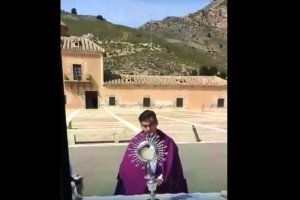 Imagen del acto litúrgico realizado hoy al aire libre en Albox.