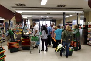 Comprar en el supermercado puede representar un riesgo para personas mayores.