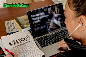 La coordinadora de EISO Petra Moldes prepara una clase online.