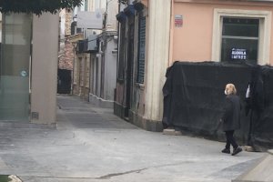 Una mujer  caminando ayer al mediodía por la Plaza Marqués de Heredia de la capital, junto a la cafetería Colón.