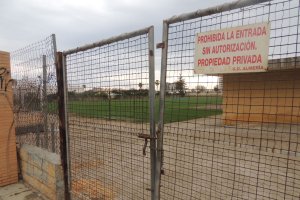 El campo de la Vega de Acá, cerrado.