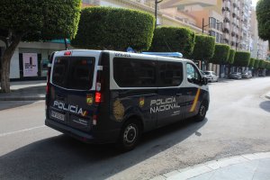 Un coche de la Policía en el Paseo de Almería.